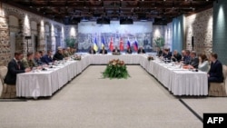 Турскиот министер за надворешни работи, Хакан Фидан (црева), руската делегација (десно) и украинската делегација (лево) на состанок за мировни преговори, Истанбул, мај 2025