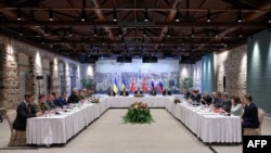 Міністр закордонних справ Туреччини Хакан Фідан (в центрі), російська делегація (праворуч) та українська делегація (ліворуч) під час зустрічі в рамках українсько-російських мирних переговорів, 16 травня 2025 року