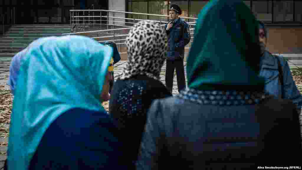 Около десяти полицейских пришли &laquo;понаблюдать&raquo; за собравшимися у здания российского Верховного суда Крыма