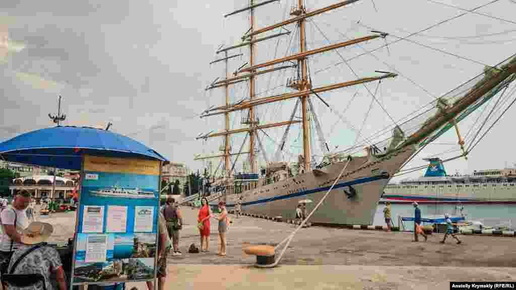 Грозовые тучи проплывали над учебным парусником «Херсонес». Туда, на судно, со всех сторон приглашали народ на экскурсию