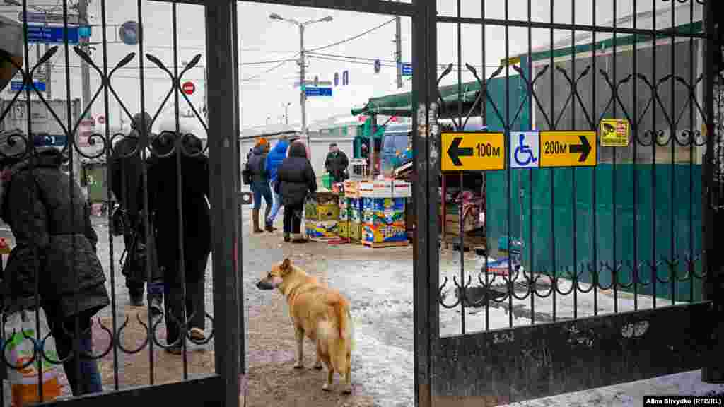 Боковой вход на «Крымский привоз»