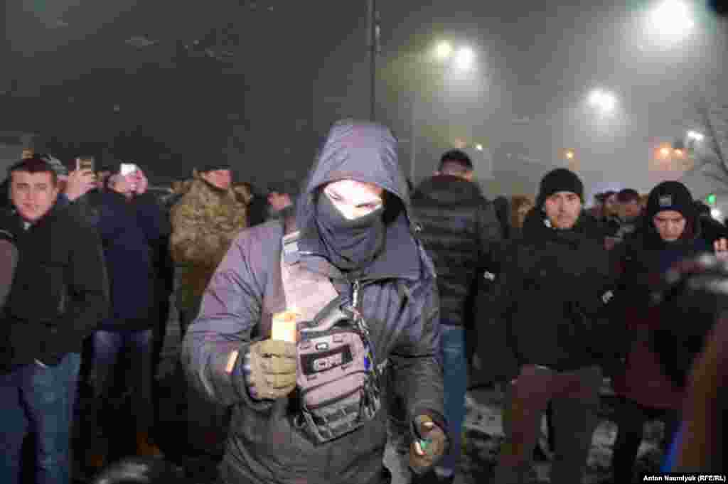 У здания российского посольства в Киеве проходит акция протеста. Акцию проводит украинская праворадикальная организация С14.