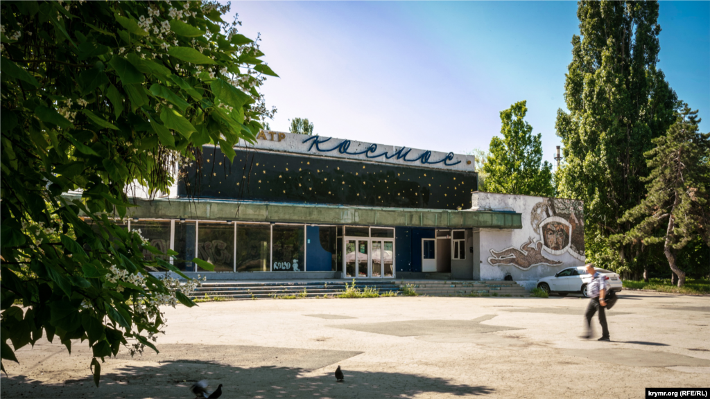 Во внешнем облике кинотеатра существенно изменилось лишь одно – перед торжественным открытием Аллеи космонавтики застеклили фойе. А еще там, в билетной кассе, отныне дежурят два представителя «самообороны»