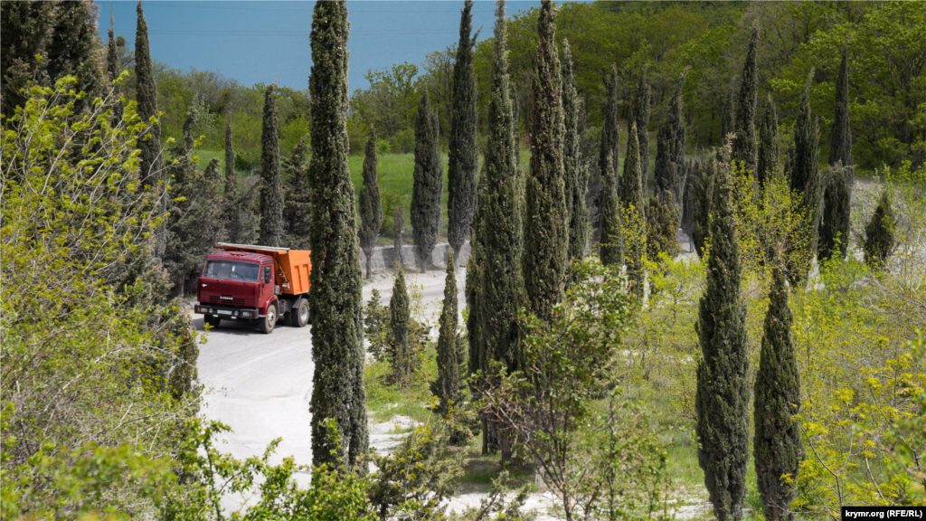 Один из пеших маршрутов на гору пересекает асфальтированную дорогу к предприятию «Шархинский карьер» на горе Шарха. Оно было создано в 1974 году на базе Шархинского месторождения плагиогранитов. Позже, в 1988 году, там был сдан в эксплуатацию дробильно-сортировочный завод производительностью 850 тысяч кубометров гранитного щебня, 140 тысяч кубометров бутового камня и 90 тысяч кубометров мытого песка в год