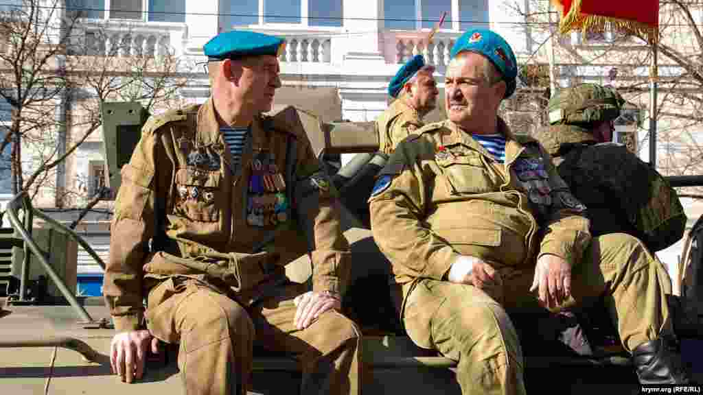 Бывшие советские десантники – ветераны войны в Афганистане – на российском бронетранспортере перед началом шествия по улице Ленина