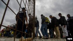Мигранты ждут регистрации в городе Гевгелия в Македонии вблизи границы с Грецией, 7 октября 2015 года