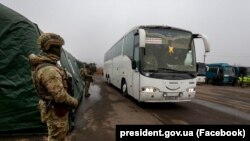 На відміну від обміну з угрупованням «ЛНР», звідки велась трансляція і куди мали доступ деякі журналісти, про другу частину відомо мало