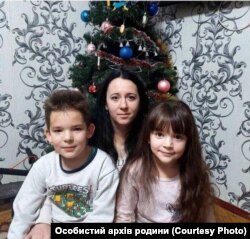 Максим і Настя з мамою Зоряною