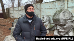 Юрій Ірха у дворі Сватівського краєзнавчого музею