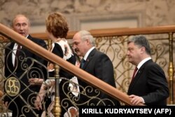 Президент Росії Володимир Путін, верховний представник ЄС із зовнішньої політики Кетрін Ештон, президент Білорусі Олександр Лукашенко та президент України Петро Порошенко на переговорах. Мінськ, 26 серпня 2014 року