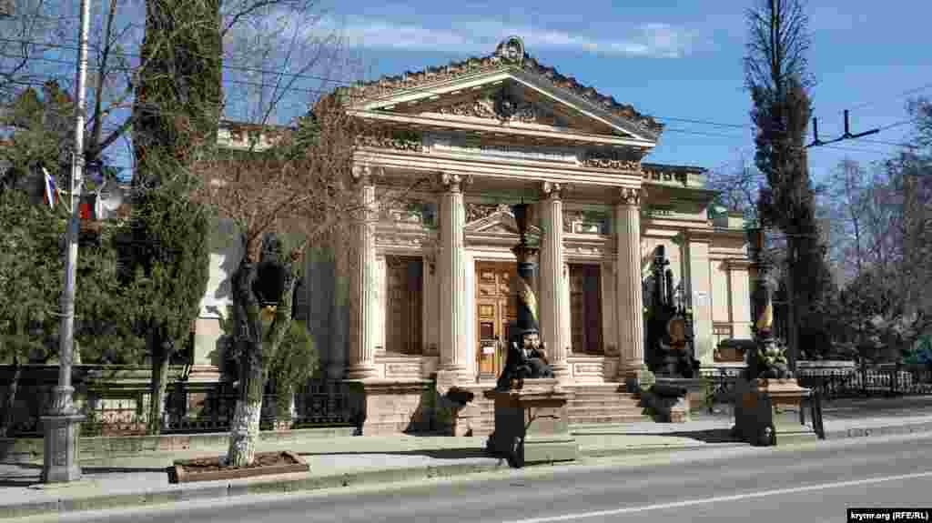 Музей Черноморского флота России. Открыт в 1869 году и первоначально отражал в своей экспозиции историю Крымской войны, но со временем стал музеем истории флота. Расположенный на центральной улице Севастополя – Екатерининской (сейчас улица Ленина) – в 1895 году музей получил новое здание, построенное по проекту архитектора Александра Кочетова. Оно было разрушено во время Второй мировой войны, но к 1948 году восстановлено