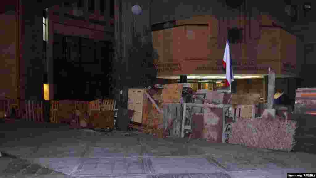 Хлипкость этой «баррикады» говорит о том, что активисты не были посвящены в планы по захвату здания. Тем более, что до появления российский военных оставалось около трех часов (фотография сделана в 1 час 45 минут 27 февраля)