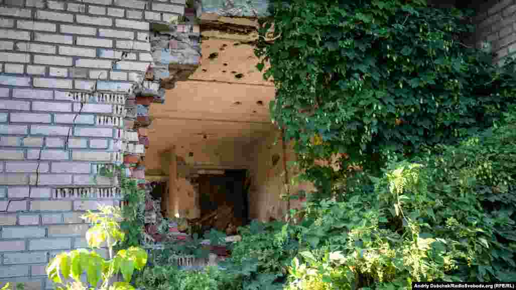 У селищі проживають приблизно 40 цивільних осіб. Допомоги від держави, кажуть, немає ніякої. Ще з 2014 року селище внесене в перелік населених пунктів, на території яких органи державної влади тимчасово не здійснюють свої повноваження. Тож люди виживають, як можуть