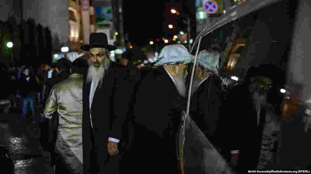 Хасиды по-разному реагируют на попытки сфотографировать их во время молитвы: одни охотно позируют, другие – пытаются прогнать корреспондентов 