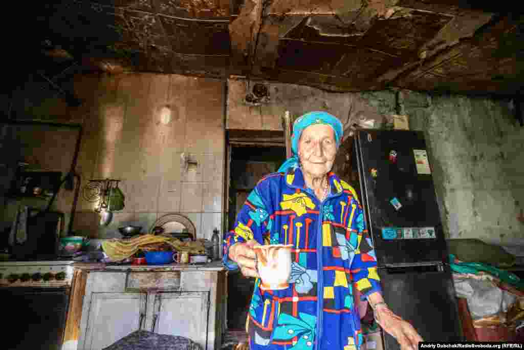 Коли ми вже йшли, баба Марія дала нам повний пакет овочів зі свого городу. І напоїла мене каламутною водою населеного пункту, на території якого органи державної влади тимчасово не здійснюють свої повноваження