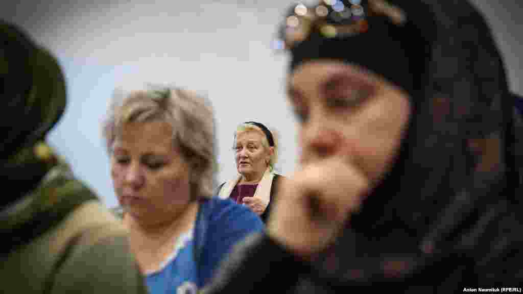 Мать Узеира Абдуллаева – Диляра (на заднем плане)