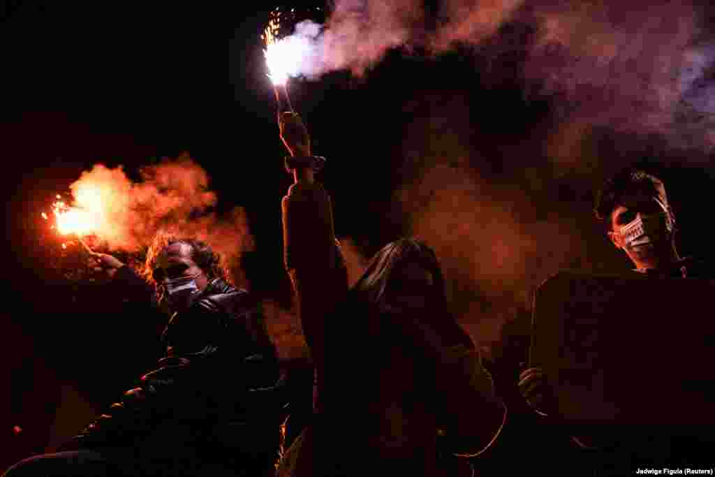 У жовтні 2016 року польський Сейм не ухвалив рішення про повну заборону абортів, бо тоді Польщею прокотилась хвиля масових протестів під назвою «Чорний протест». На фото: Люди протестують у Гданську, 28 жовтня 2020 року