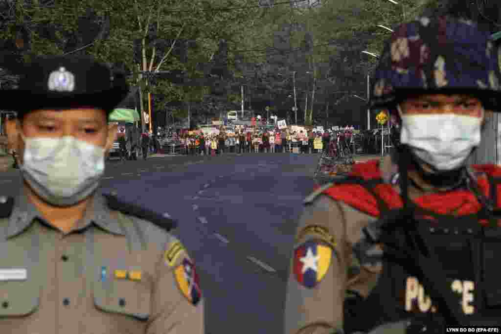 Поліцейські на сторожі біля будівлі посольства США під час протесту проти військового перевороту. Янгон, М'янма, 22 лютого 2021 року