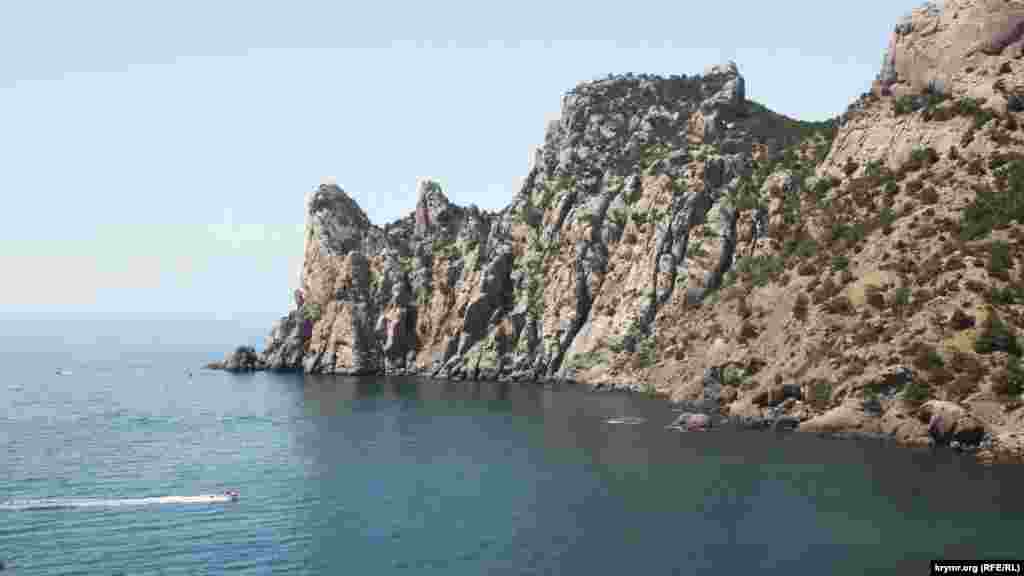 Вид на Караул-Оба – в переводе с крымскотатарского «дозорная вершина» – со стороны Нового Света. Гору еще называют «Носорог», поскольку, присмотревшись можно обнаружить контуры гигантского носорога