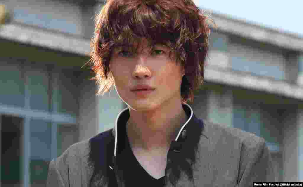 Рюноскэ Камики в роле демонического школьника в фильме "По божьей воле". Режиссер Такаши Миике получил на Римском фестивале награду за вклад в киноискусство