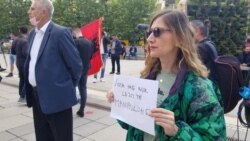 Uoči početka sednice, ispred Skupštine okupili su se građani koji se protive formiranju nove vlade Kosova i traže prevremene izbore. "Ne dopuštam da se manipuliše mojim glasim", piše na natpisu,