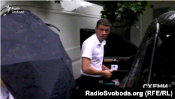 А ось і той, хто їздить на цій автівці, – оперуповноважений відділу супроводження особливо важливих справ управління оперативних розробок Олександр Грущенко