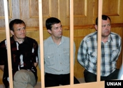 Володимир Топонар (ліворуч), Юрій Яцюк (посередині) і Анатолій Третьяков під час судового засідання у справі катастрофи на авіашоу