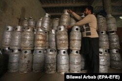 پاکستان کې په ژمي کې د ګیسو غوښتنه زیاتېږي، ډېری خلک سلنډر ګیسونه هم کاروي.