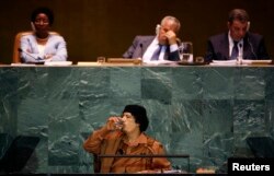 Муаммар Каддафі (в центрі)