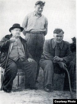 Якуб Колас (зліва) з колегами-літераторами на озері Нарач