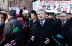 Під час акції на підтримку п’ятого президента України, лідера партії «Європейська солідарність» Петра Порошенка (посередині), який прибув на допит до ДБР. Київ, 28 лютого 2020 року