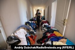 Волонтер Катерина у коридорі амбулаторії Смолянинового