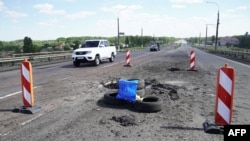 Воронка на Антонівському мосту в Херсоні через річку Дніпро, спричинену, як повідомляють, ударом ЗСУ. Херсон, 21 липня 2022 року