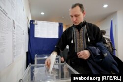 Громадянин України голосує на виборах у посольстві, Мінськ, 31 березня 2019 року