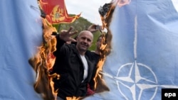 Paljenje zastave NATO-a na anti-NATO protestu, Cetinje