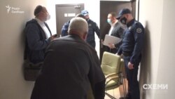 Після завершення засідання кілька людей у коридорі завадили поставити питання членам ВРП