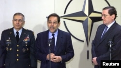 Generalni sekretar NATO-a Havijer Solana (u sredini) na brifingu sa američkim izaslanikom za Balkan Ričardom Hobrukom (desno) i vojnim šefom NATO-a Veslijem Klarkom (levo) u sedištu NATO-a, Brisel, 22. mart 1999.
