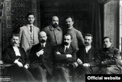 Члени Генерального секретаріату – першого уряду України, утвореного Центральною радою 28 червня 1917 року. Сидять справа наліво: Симон Петлюра, Сергій Єфремов, Володимир Винниченко, Іван Стешенко, Микола Садовський. Стоять: Борис Мартос, Микола Стасюк, Павло Христюк. Київ, 1917 рік