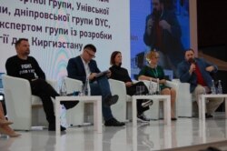 Дмитро Шерембей (ліворуч) брав участь у подіях форуму, ділився досвідом фонду «100% життя»