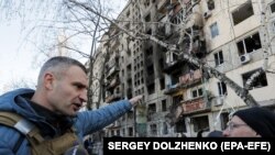 Мер Києва Віталій Кличко на місці влучення російської ракети у житловий будинок Києва. 2022 рік