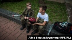 Діти у військовій формі в окупованому Сімферополі, 2017 рік