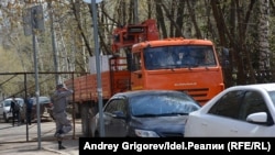 8 мая, охрана запускает внутрь очередной большегруз со стройматериалами