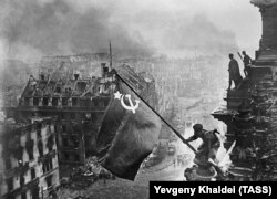 На фотографиях Евгения Халдея «Знамя Победы над Рейхстагом» были запечатлены бойцы 8-й гвардейской армии: Алексей Ковалёв, Абдулхаким Исмаилов и Леонид Горичев