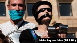 ფოტო რადიო თავისუფლების 2014 წლის არქივიდან - აქციის მონაწილეებმა პერფორმანსით გააპროტესტეს გახშირებული ქალთა მკვლელობები.