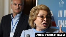 Валентина Матвиенко (на заднем плане назначенный Россией глава Крыма Сергей Аксёнов, архивное фото)