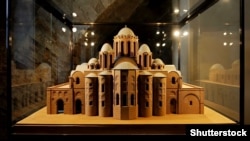 Макет Софійського собору 11-го століття. Реконструкція первісного вигляду, представлена в Софії Київській. Москва завжди ревниво ставилась до права Києва на спадок давньої Русі