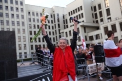 Марія Колесникова на акції протесту біля Будинку уряду в Мінську