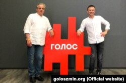 Журналіст Сергій Рахманін (ліворуч) і голова партії «Голос» Святослав Вакарчук
