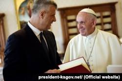 Presidenti i atëhershëm i Republikës së Kosovës, Hashim Thaçi, u prit në një audiencë private nga Ati i Shenjtë, Papa Françesku, në Selinë e Shenjtë në Vatikan, më 28 shtator 2017.