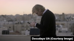 Кадр з фільму Bellingcat: Правда у світлі постправди